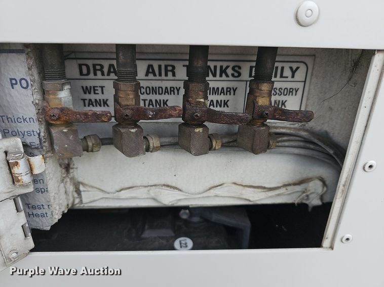 image for item DM1522 2011 Gillig G27B102N4 transit bus