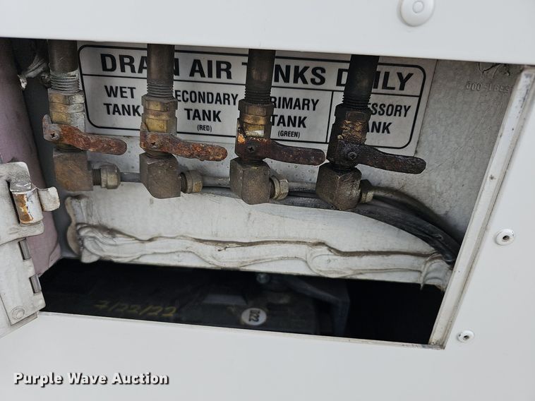 image for item DM1523 2011 Gillig  G27B102N4 transit bus