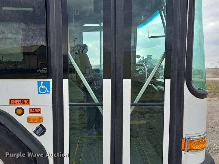 image for item DM1523 2011 Gillig  G27B102N4 transit bus