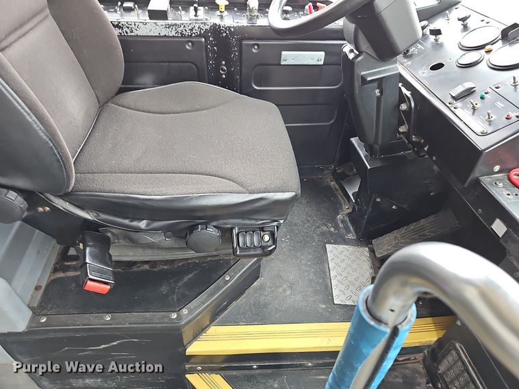 image for item DM1523 2011 Gillig  G27B102N4 transit bus