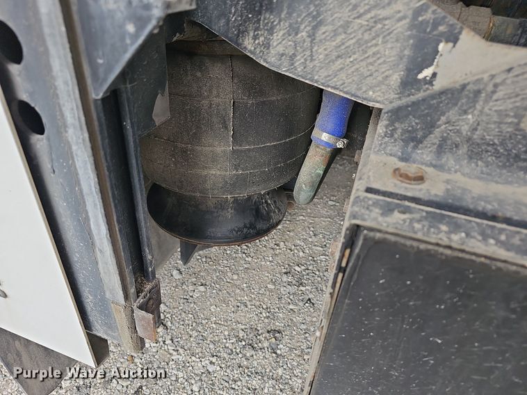 image for item DM1574 2011 Gillig G27B102N4 transit bus