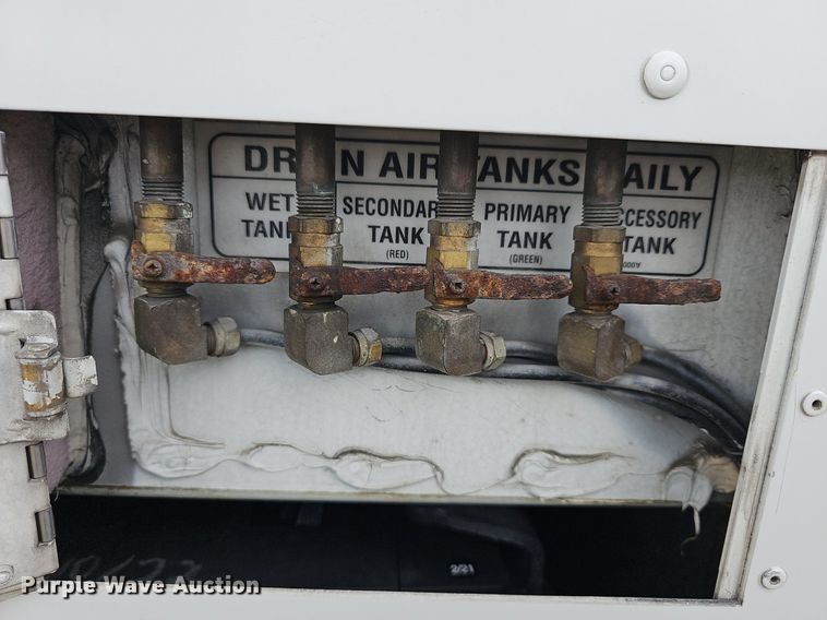 image for item DM1574 2011 Gillig G27B102N4 transit bus