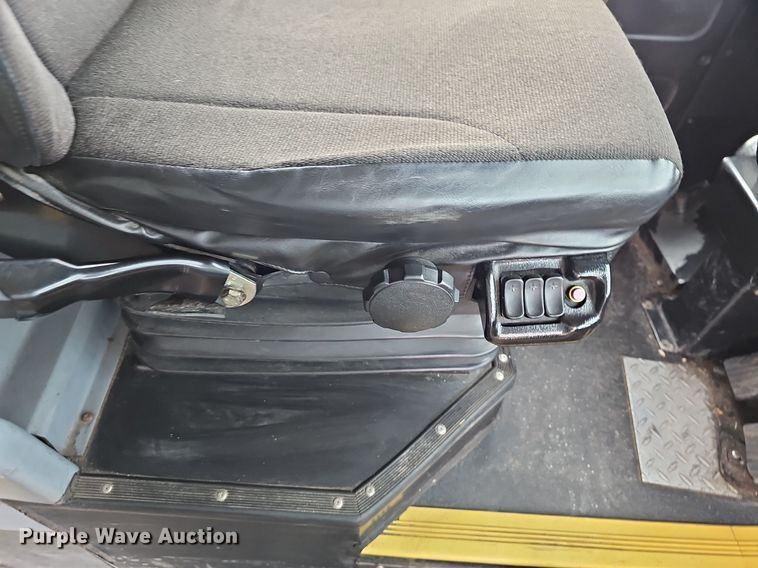 image for item DM1574 2011 Gillig G27B102N4 transit bus