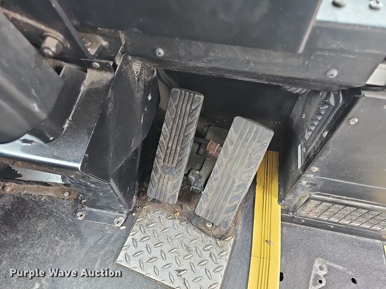 image for item DM1574 2011 Gillig G27B102N4 transit bus