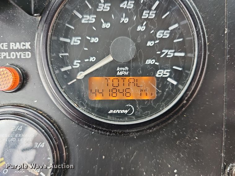 image for item DM1574 2011 Gillig G27B102N4 transit bus