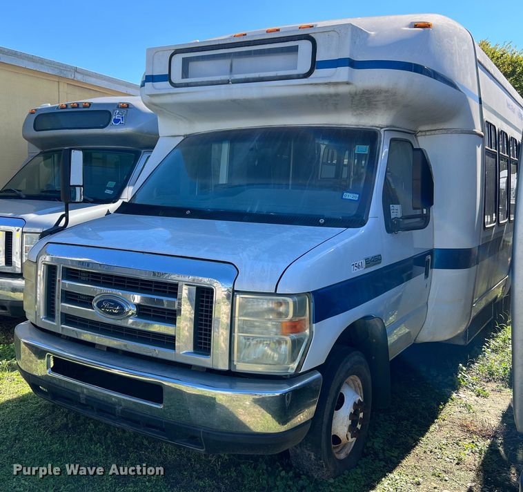 image for item DM2933 2009 Ford E450 shuttle bus