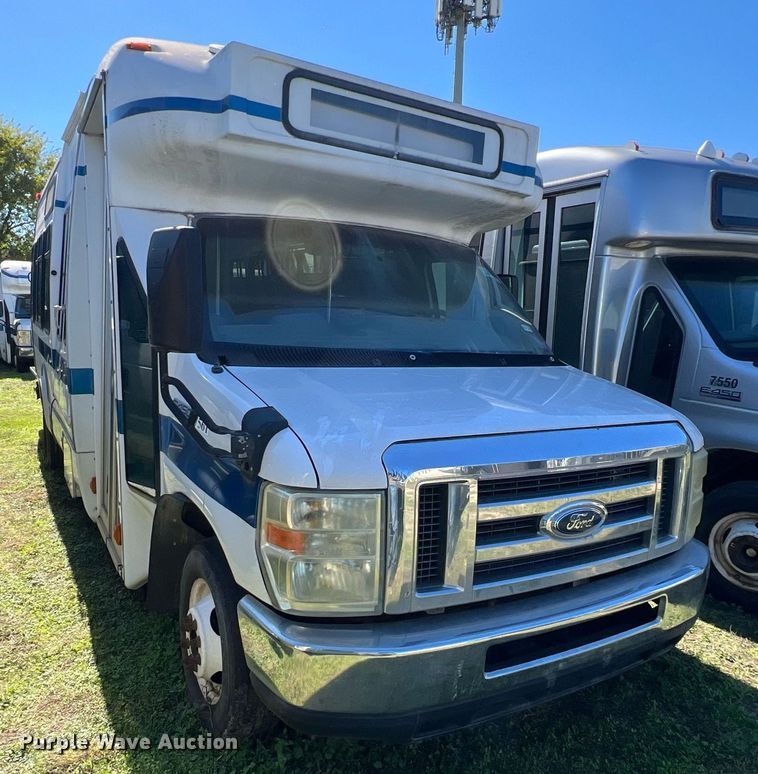 image for item DM2933 2009 Ford E450 shuttle bus
