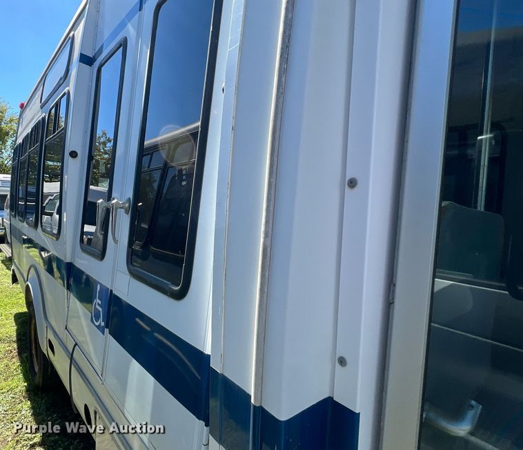 image for item DM2933 2009 Ford E450 shuttle bus