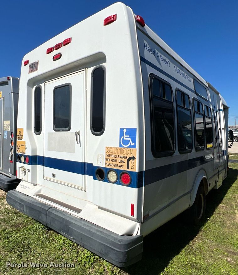 image for item DM2933 2009 Ford E450 shuttle bus