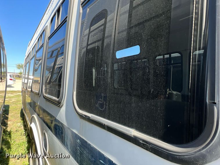 image for item DM2933 2009 Ford E450 shuttle bus