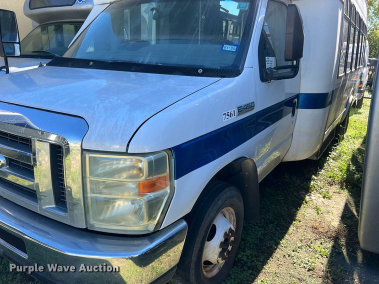 image for item DM2933 2009 Ford E450 shuttle bus