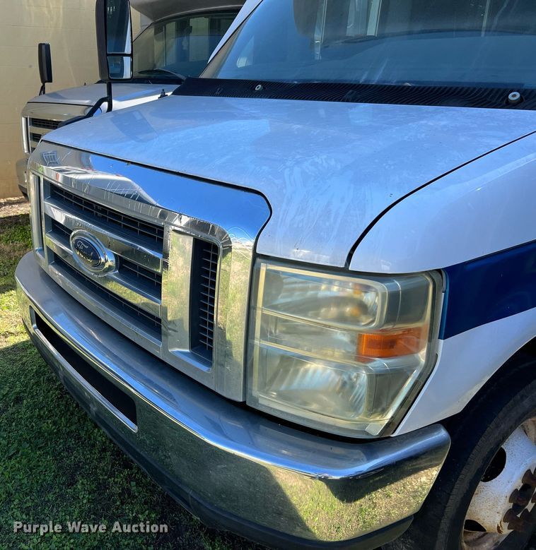 image for item DM2933 2009 Ford E450 shuttle bus