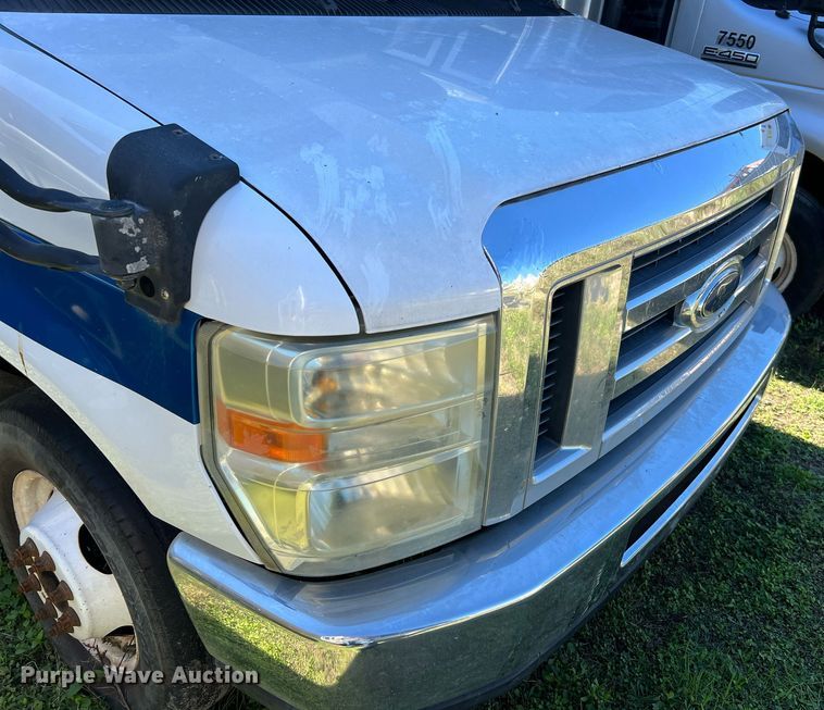 image for item DM2933 2009 Ford E450 shuttle bus