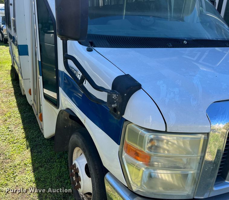 image for item DM2933 2009 Ford E450 shuttle bus