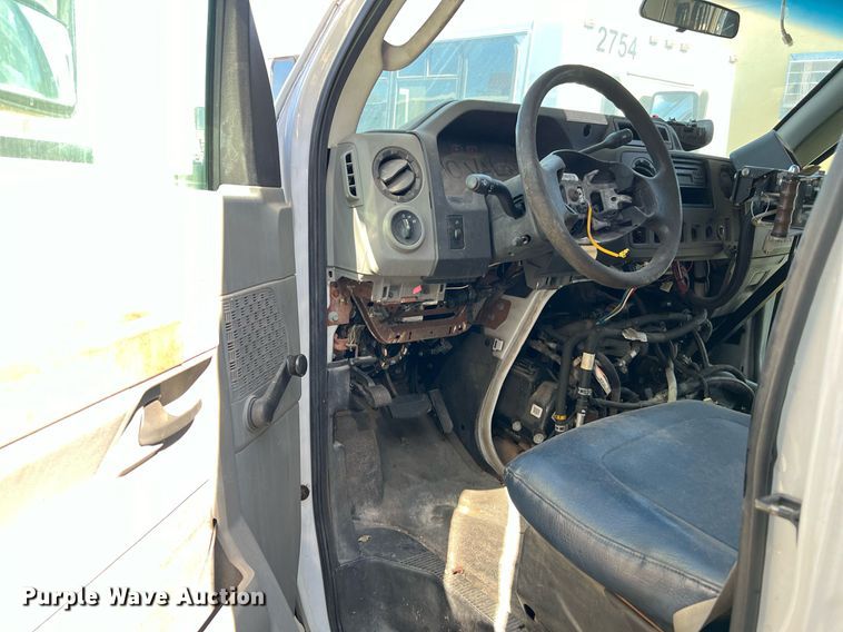 image for item DM2933 2009 Ford E450 shuttle bus