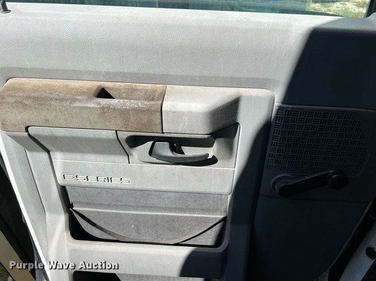 image for item DM2933 2009 Ford E450 shuttle bus