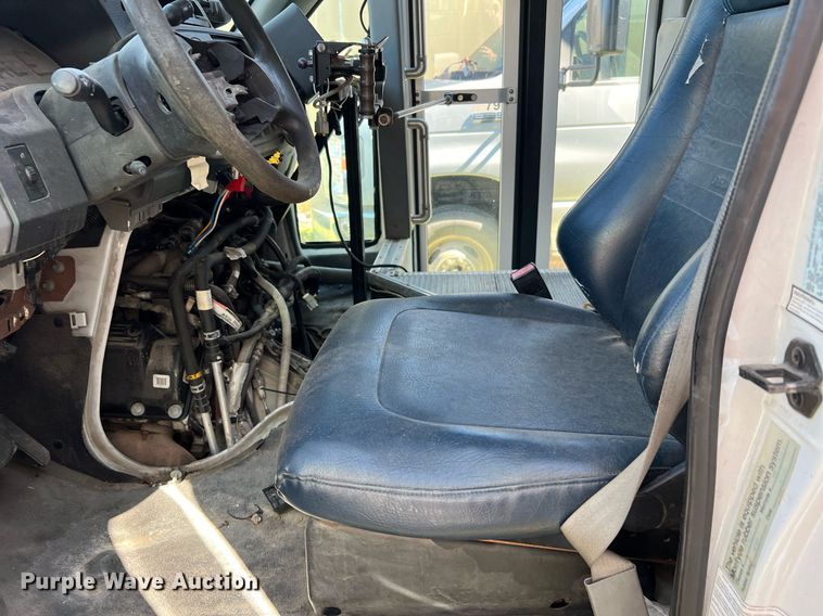 image for item DM2933 2009 Ford E450 shuttle bus