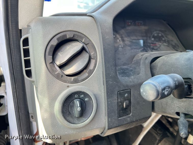 image for item DM2933 2009 Ford E450 shuttle bus