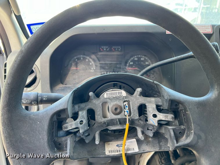 image for item DM2933 2009 Ford E450 shuttle bus