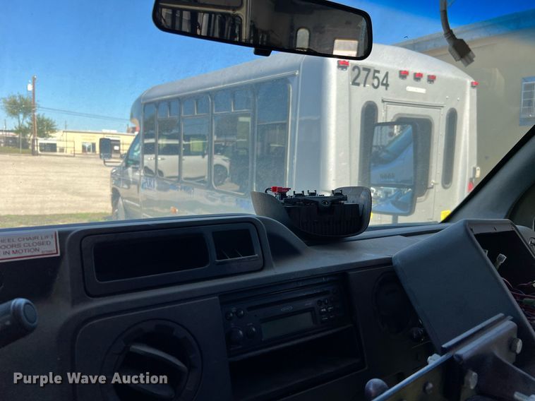 image for item DM2933 2009 Ford E450 shuttle bus