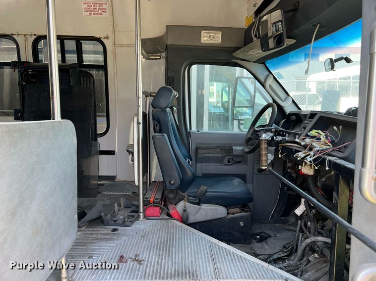 image for item DM2933 2009 Ford E450 shuttle bus