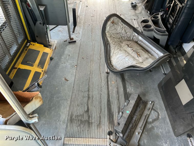 image for item DM2933 2009 Ford E450 shuttle bus