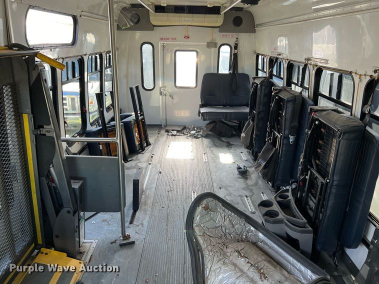 image for item DM2933 2009 Ford E450 shuttle bus