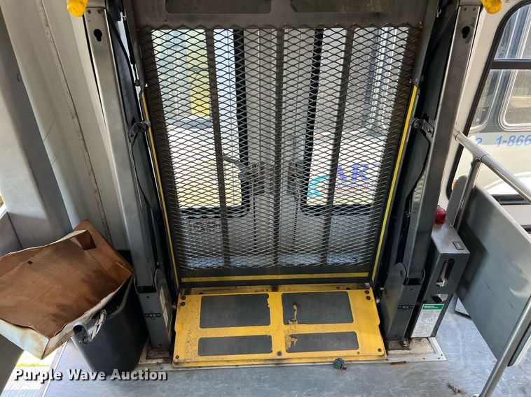 image for item DM2933 2009 Ford E450 shuttle bus