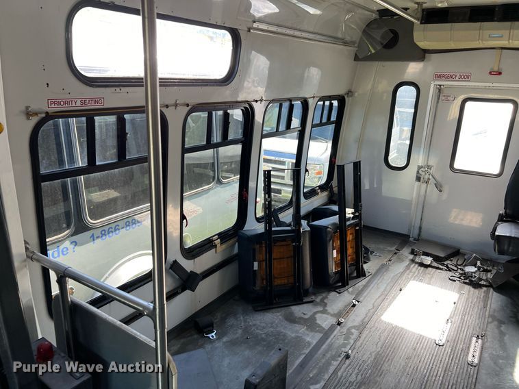 image for item DM2933 2009 Ford E450 shuttle bus