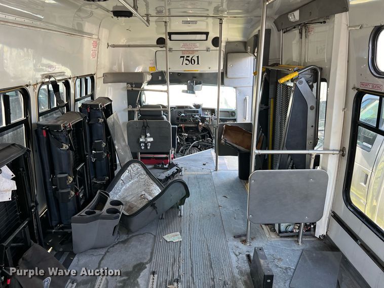 image for item DM2933 2009 Ford E450 shuttle bus