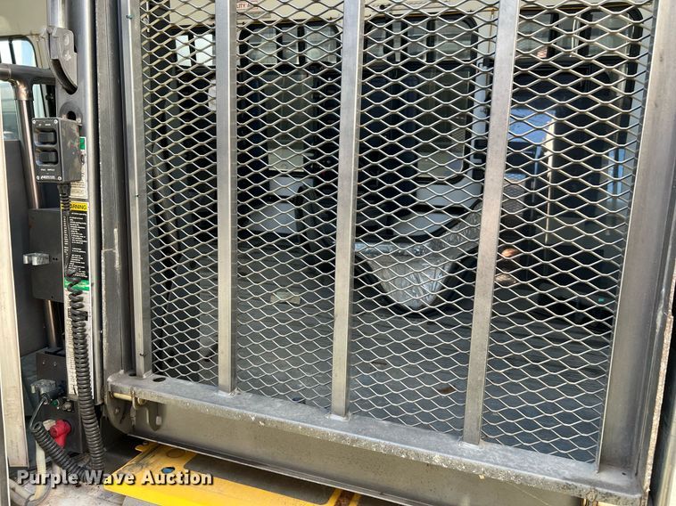 image for item DM2933 2009 Ford E450 shuttle bus