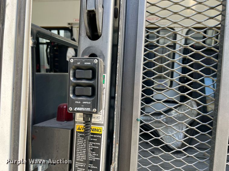 image for item DM2933 2009 Ford E450 shuttle bus