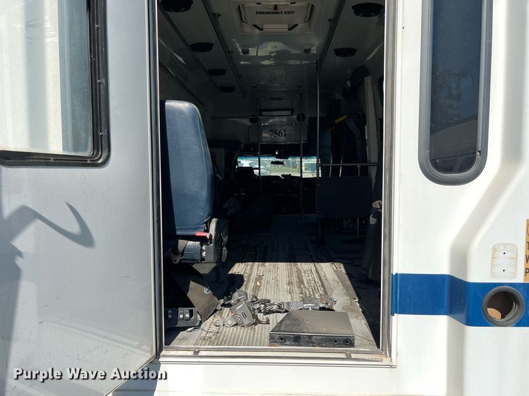 image for item DM2933 2009 Ford E450 shuttle bus