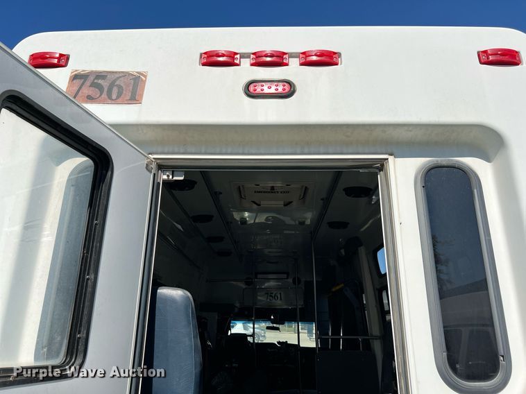 image for item DM2933 2009 Ford E450 shuttle bus
