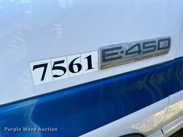 image for item DM2933 2009 Ford E450 shuttle bus