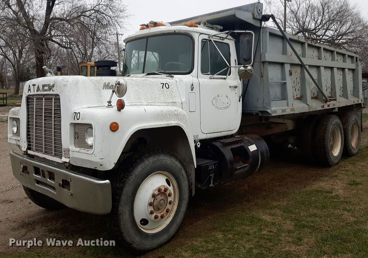 image for item DP2710 1984 Mack R686ST dump truck