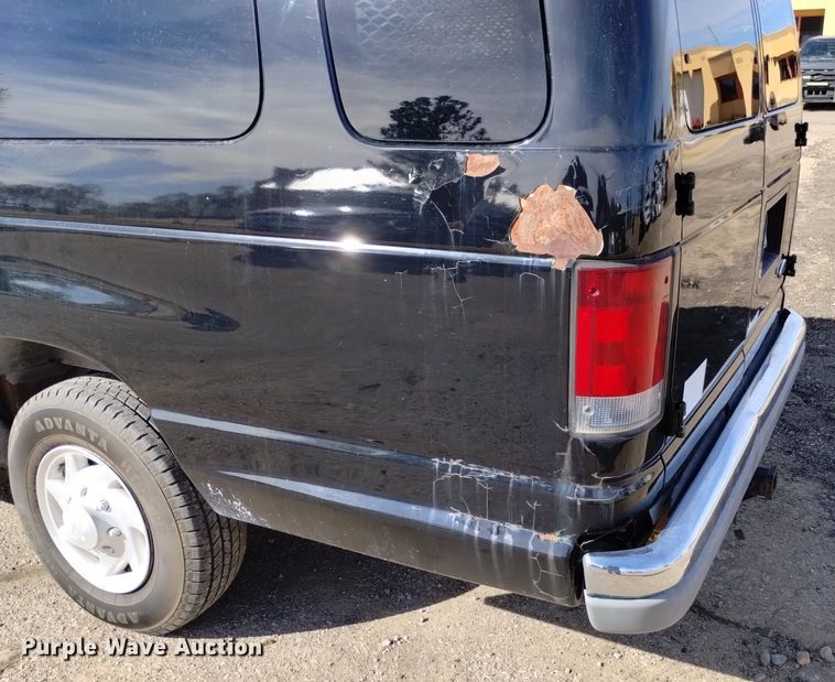 image for item DQ6001 2000 Ford E350 van