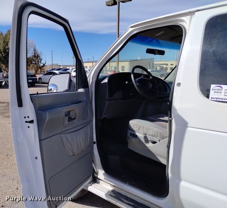 image for item DQ6001 2000 Ford E350 van