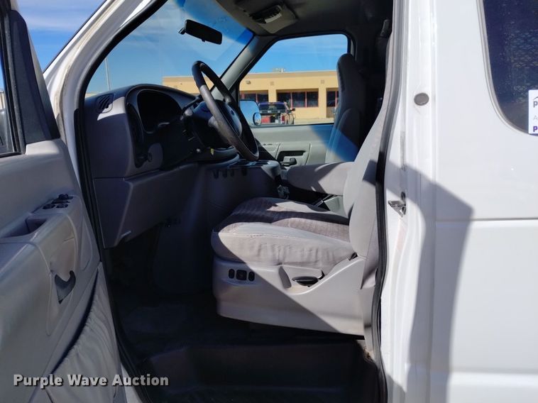 image for item DQ6001 2000 Ford E350 van