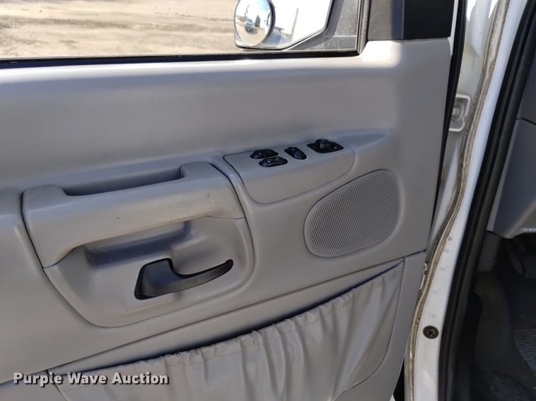 image for item DQ6001 2000 Ford E350 van