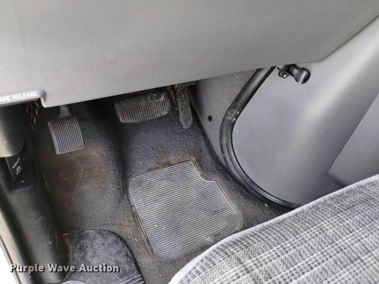 image for item DQ6001 2000 Ford E350 van