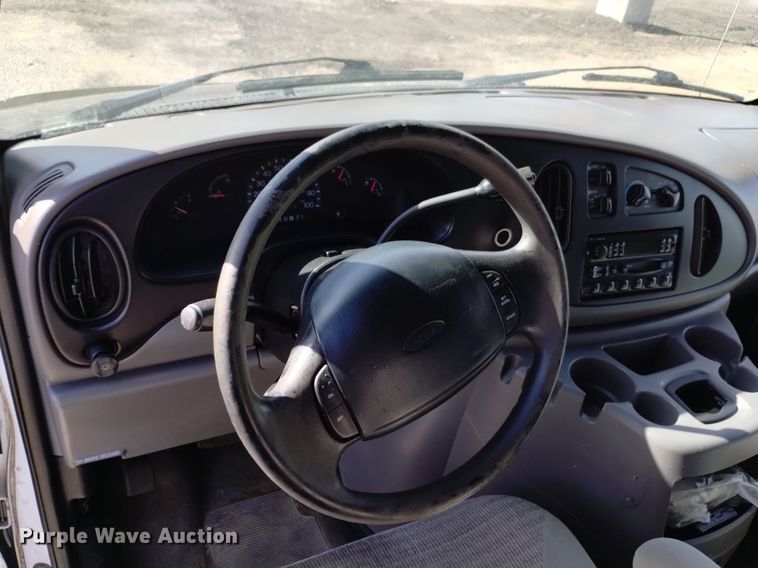 image for item DQ6001 2000 Ford E350 van