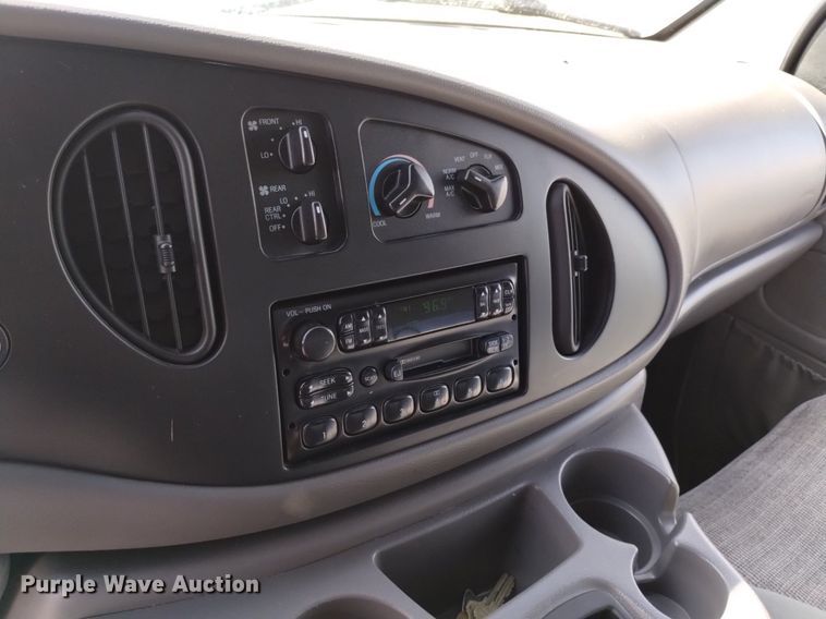 image for item DQ6001 2000 Ford E350 van