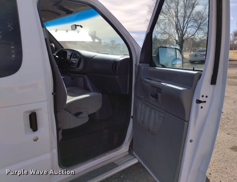 image for item DQ6001 2000 Ford E350 van