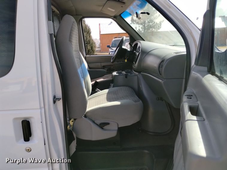image for item DQ6001 2000 Ford E350 van