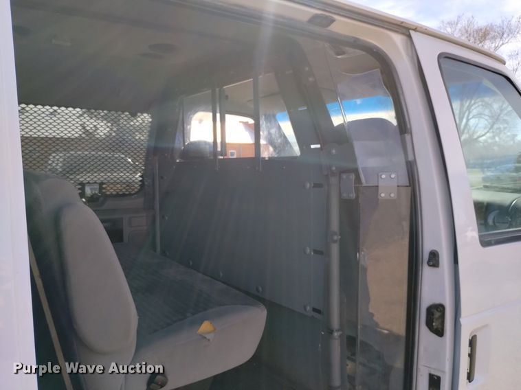 image for item DQ6001 2000 Ford E350 van