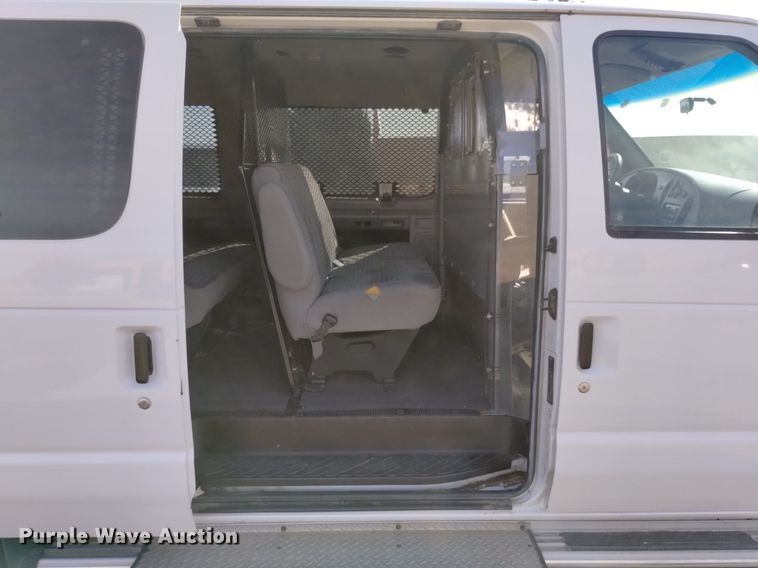 image for item DQ6001 2000 Ford E350 van