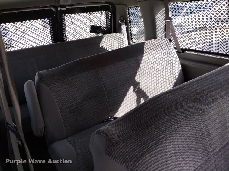 image for item DQ6001 2000 Ford E350 van