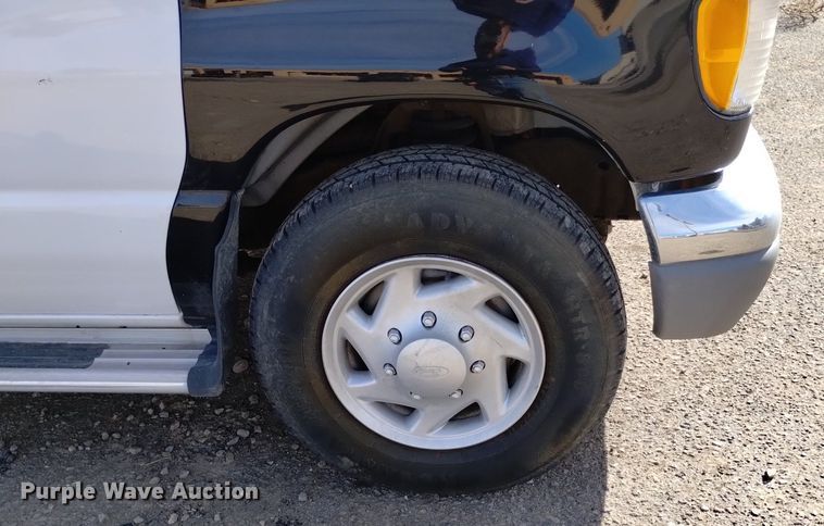 image for item DQ6001 2000 Ford E350 van