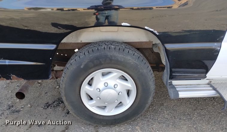 image for item DQ6001 2000 Ford E350 van